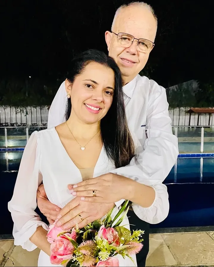 Casal cliente Ouro Fino com alianças de ouro 18k