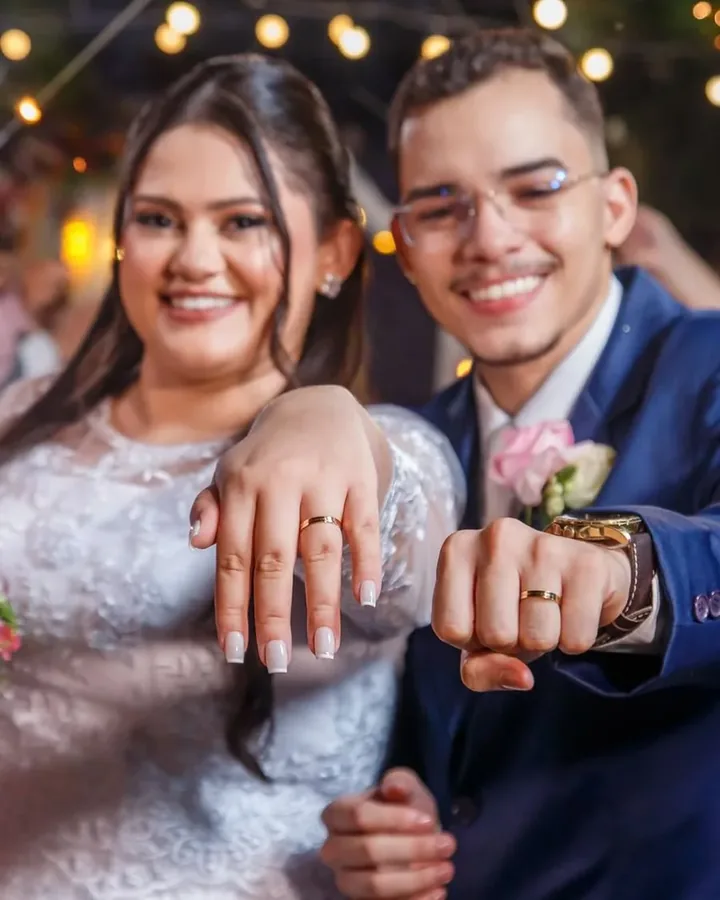 Casal cliente da Ouro Fino mostrando alianças de casamento em ouro 18k
