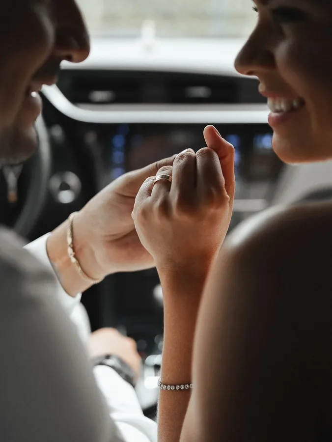 Casal cliente da Ouro Fino usando alianças no casamento